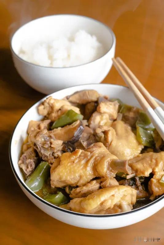 中午懒得做饭，随手点了份黄焖鸡，特意备注了“多放土豆，少放肉，我爱吃素”。结果外