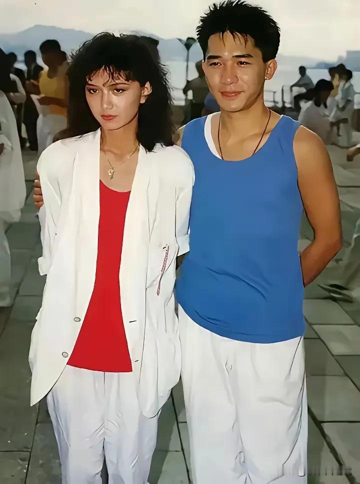 上世纪80年代，梁朝伟和女朋友曾华倩的一张合照。
这照片看起来真的很接地气，梁朝