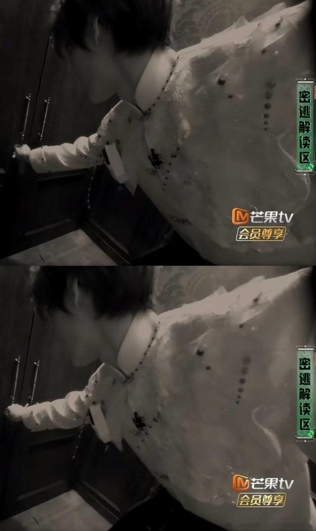 真源：再近一点脑袋就要被门咬到了！密室大逃脱