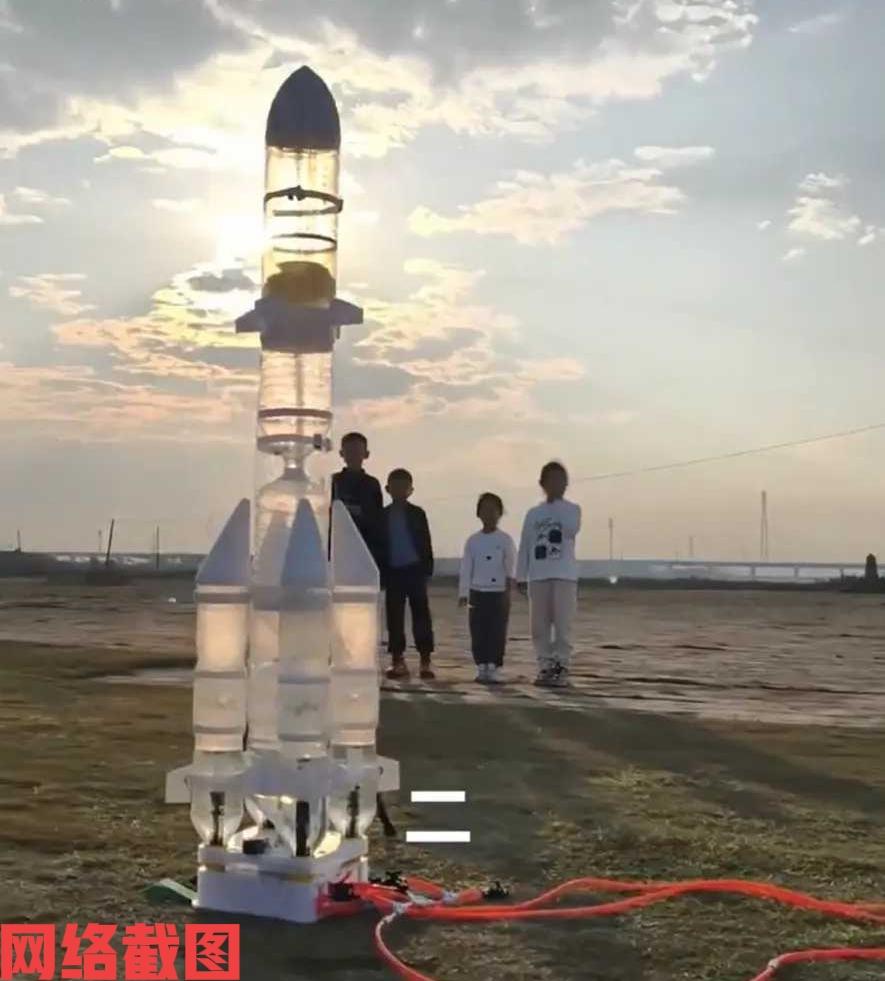 江西吉安有老师用水桶为材料，为同学们演示火箭发射原理。

这名老师在自己的设计里