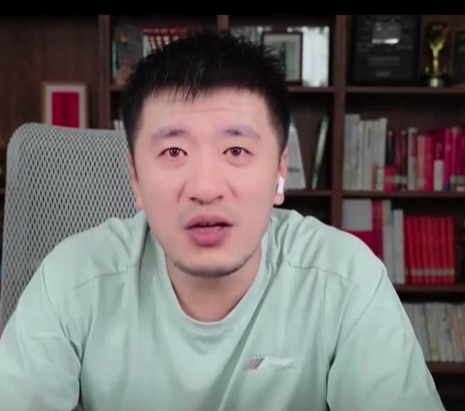 张雪峰，这位从黑龙江寒门走出来的普通人，没有背景、不是教育科班，却凭着一张嘴和一