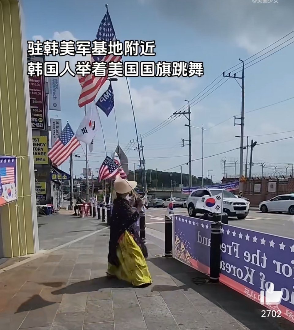 韩国人举美国国旗跳舞你爱美国，美国爱你吗？[doge]大批韩国人在美国被拴铁链带