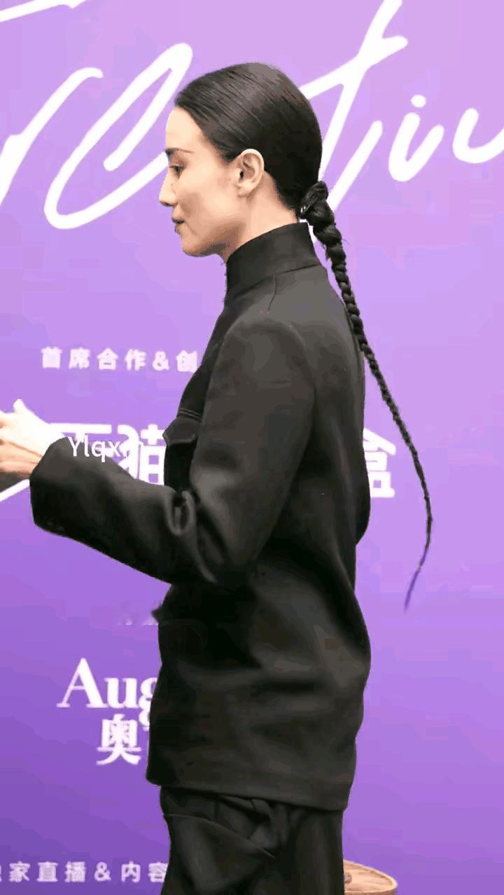 这打扮是啥意思啊？
看着真让人反胃！
干脆把前额头发剃光得了！
以后就一直这么打