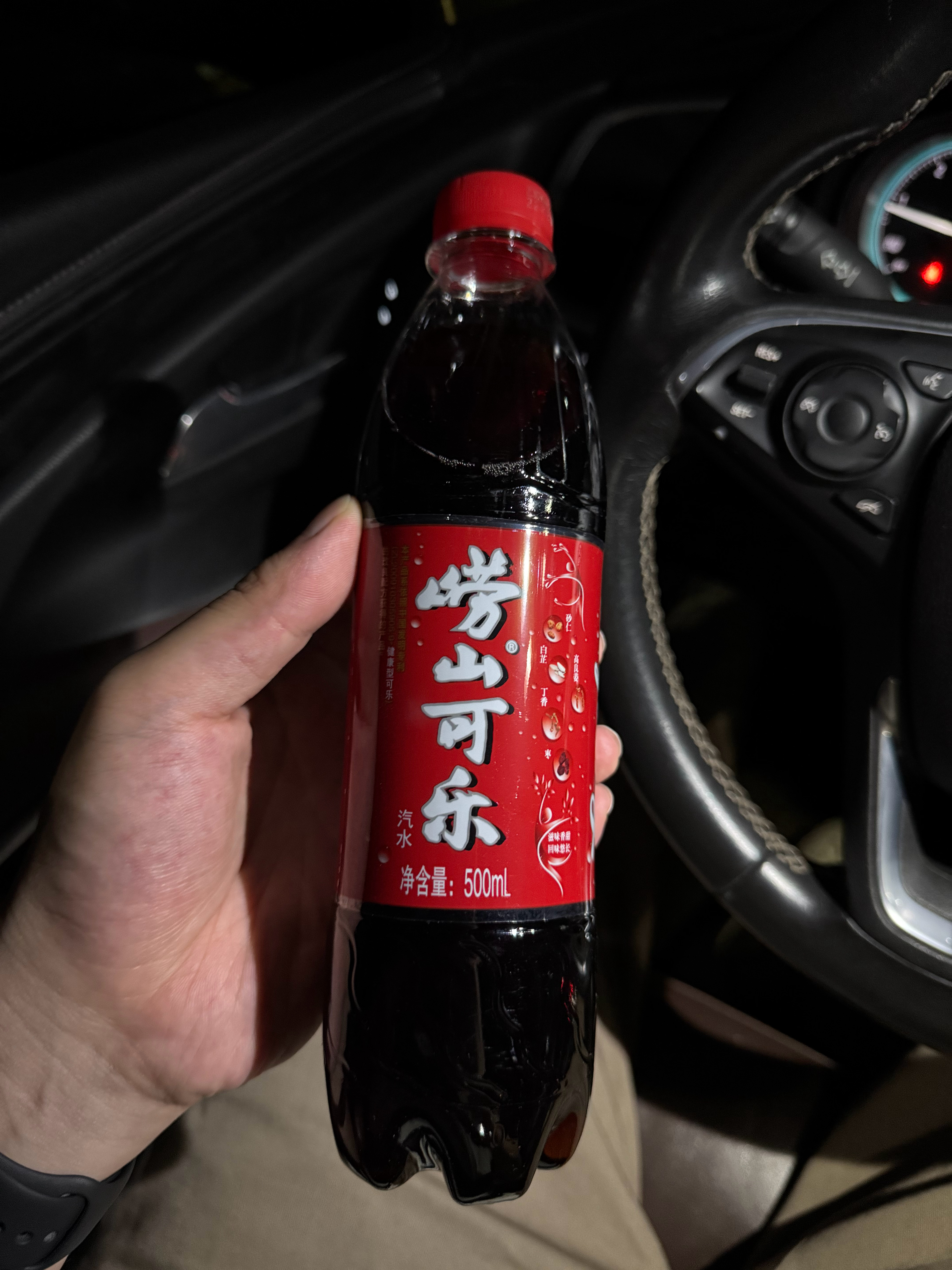 今天从青岛人肉带回来的可乐，百分之百正宗，按照现在流行的说法来说，我应该是半个青