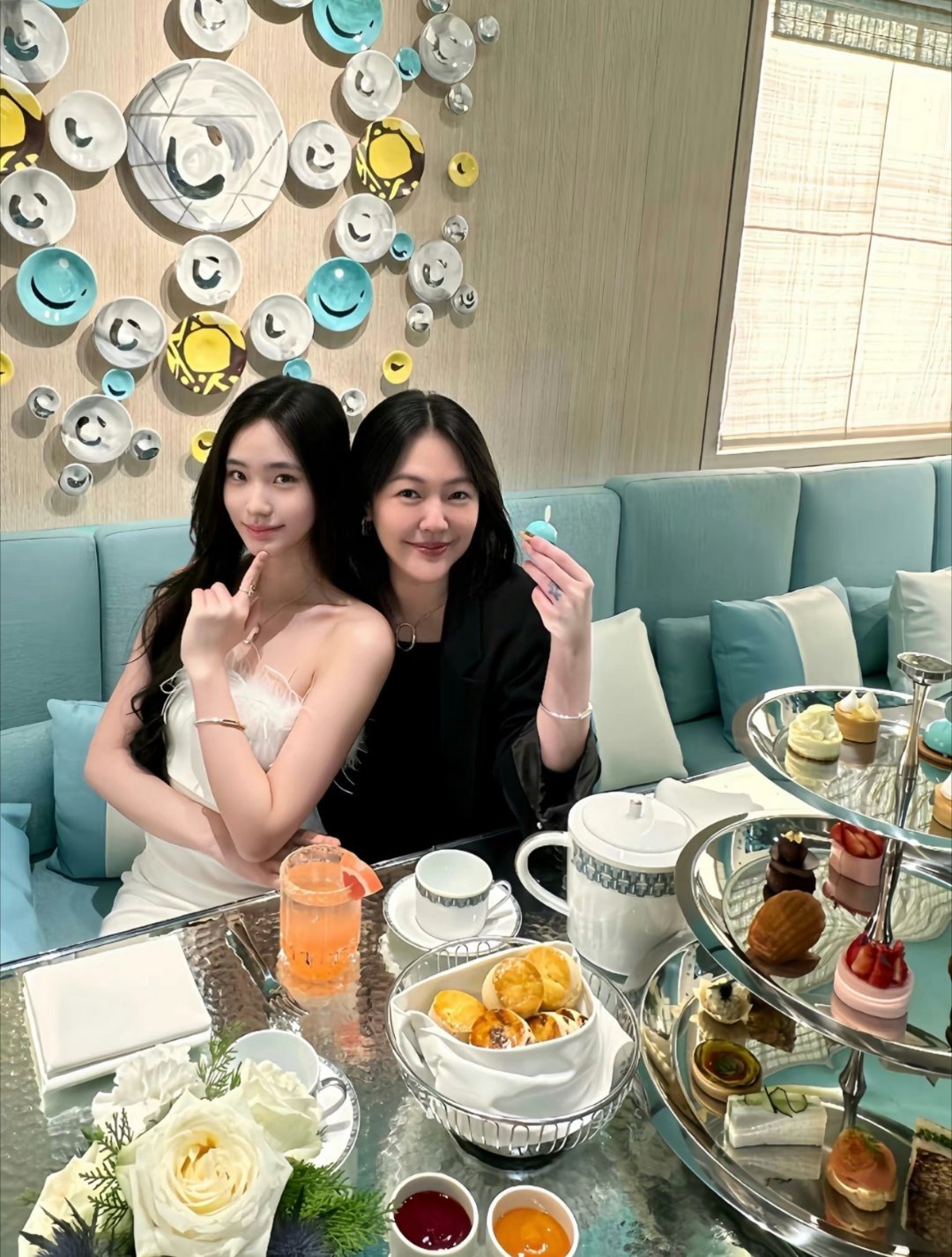 Lily长成了小S一生的宿敌的样子小S的二女儿Lily许韶恩因外形气质神似妈妈在
