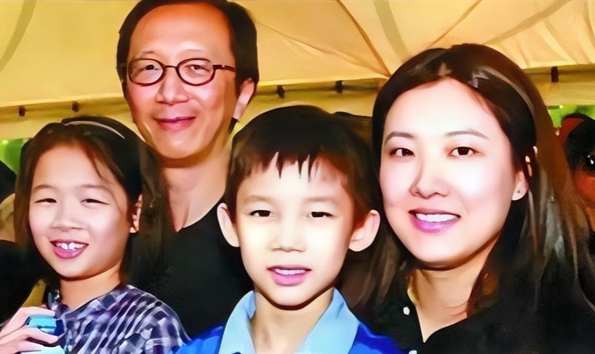 嫁大26岁丈夫，活成人生赢家
伏明霞1978年生，从体操转跳水，14岁奥运夺金创