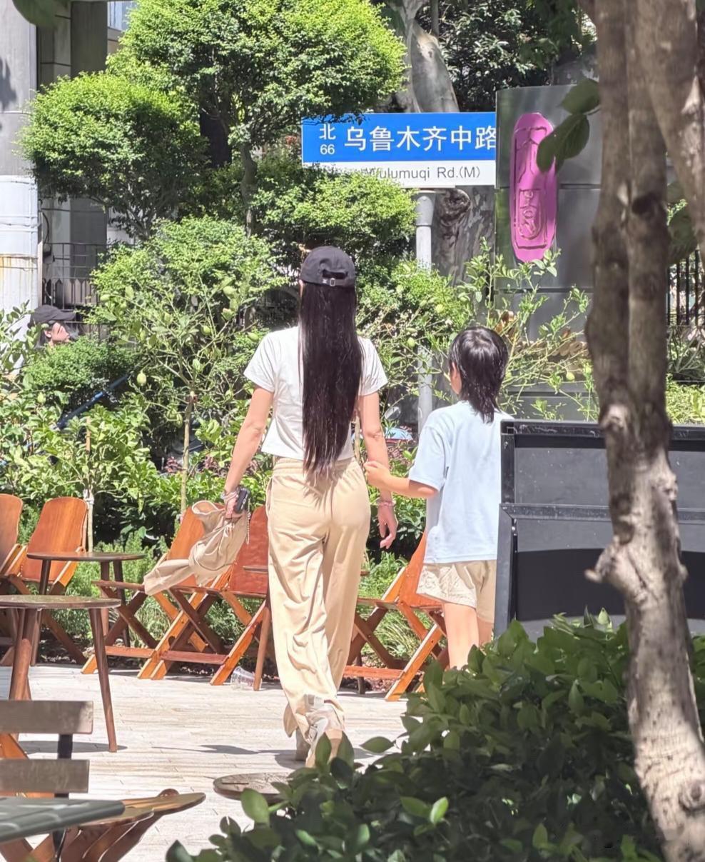 上海街头偶遇杨颖带着儿子出门逛街！

一身白色上衣搭配卡其色长裤，长发披肩，头戴