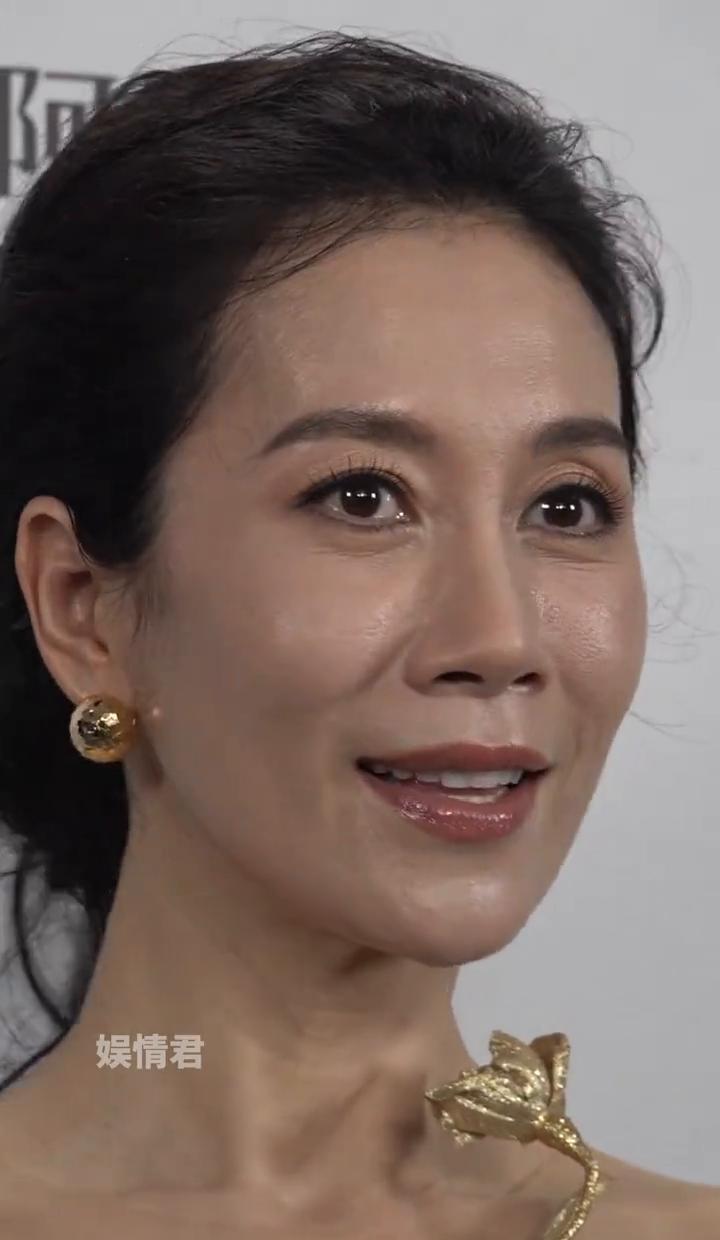 别再夸演员“淡泊名利”了。
这个词正在毁掉他们的专业。
最近几位演员的采访，透露