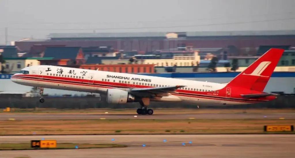 [微风]2000年，一中学生乘机去上海，坐在窗边的他，却发现机翼有个小豁口！更要