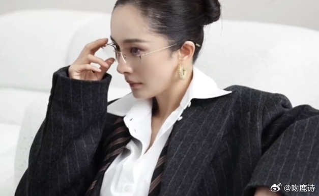 要追随杨幂一辈子杨幂大光明头顶带无框眼镜已经成为杨幂梦女了 杨幂这造型太绝了！大