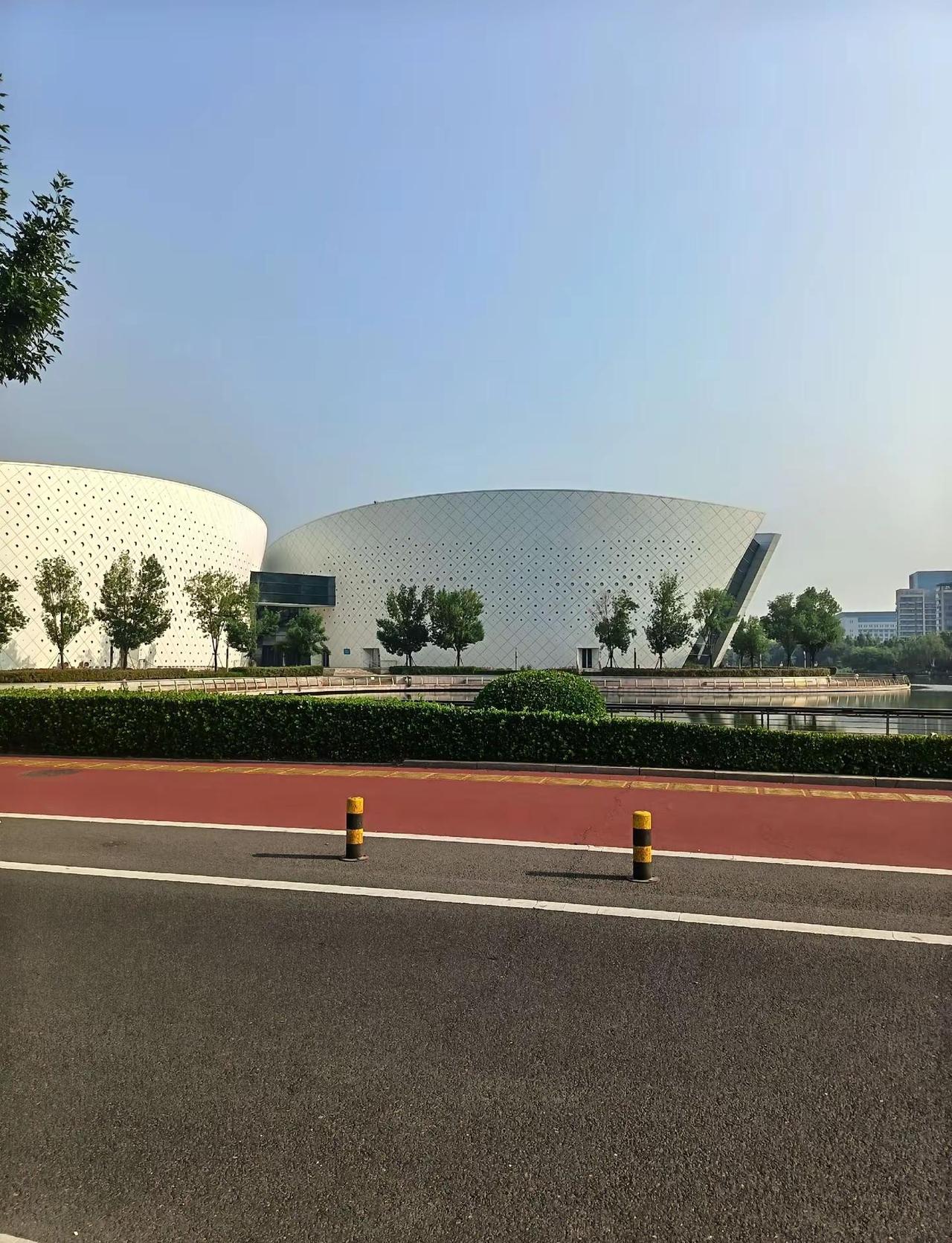 断片，外地朋友对淄博的城市建设啧啧称赞，而淄博当地人并没有这种感觉，因为盖的时候