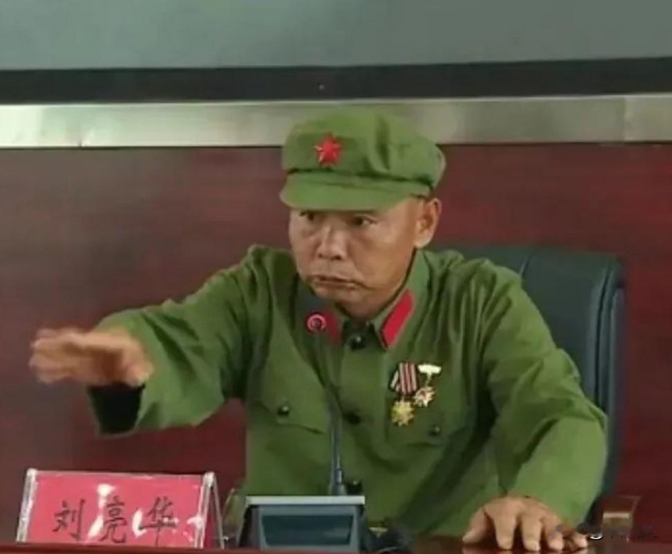 2007年，对越自卫反击战的老兵刘亮华，去办低保手续，却被工作人员嘲讽，他顿时怒