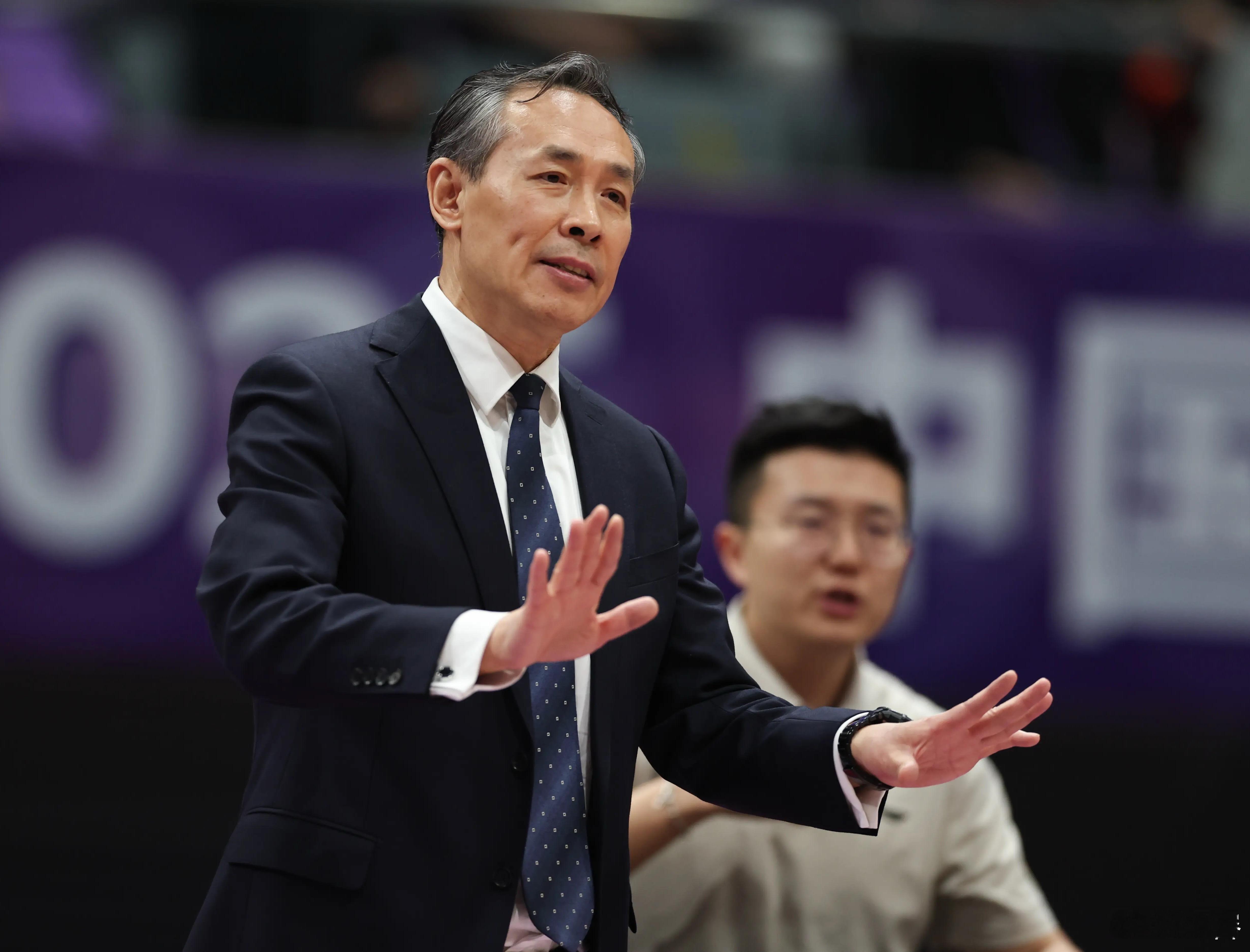 北京跟山西这场球，两队大量时间堆双塔，那当然就看谁开三分喽。北京队第二节进了几个