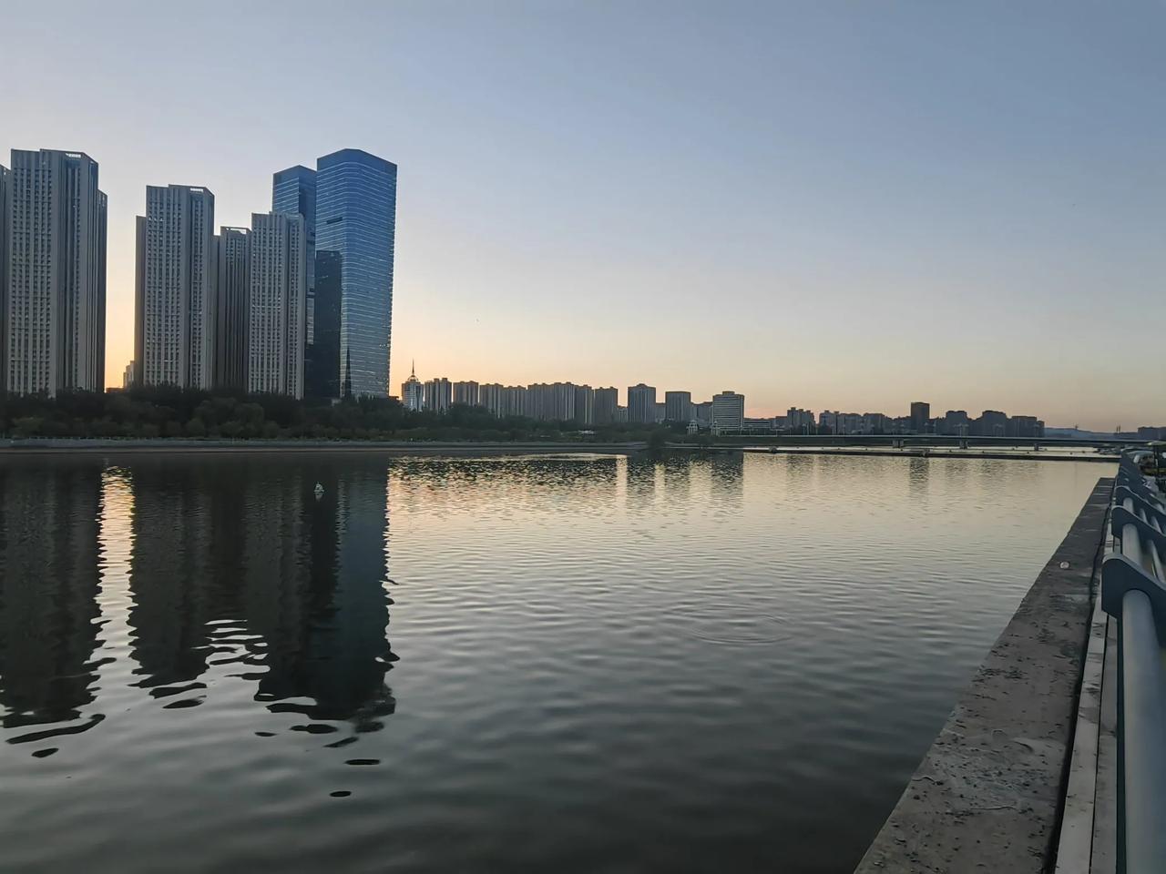 7月17日晚，天气热得像个大蒸笼，去太原汾河边散步。好家伙，河里好多人在游泳，就