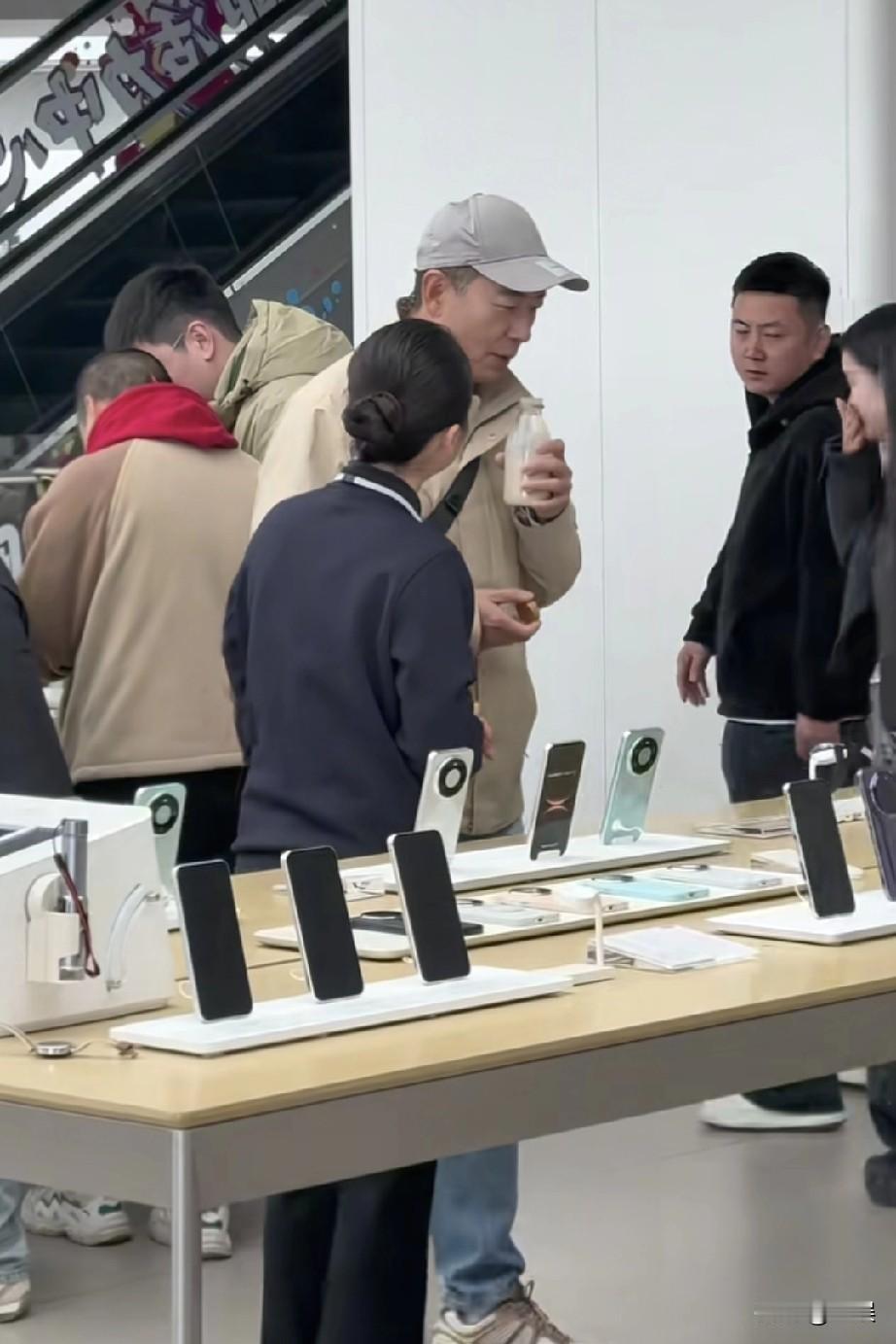 在数码店内偶遇戴军老师挑手机，记忆里他是幽默风趣的主持、歌声动人的歌手