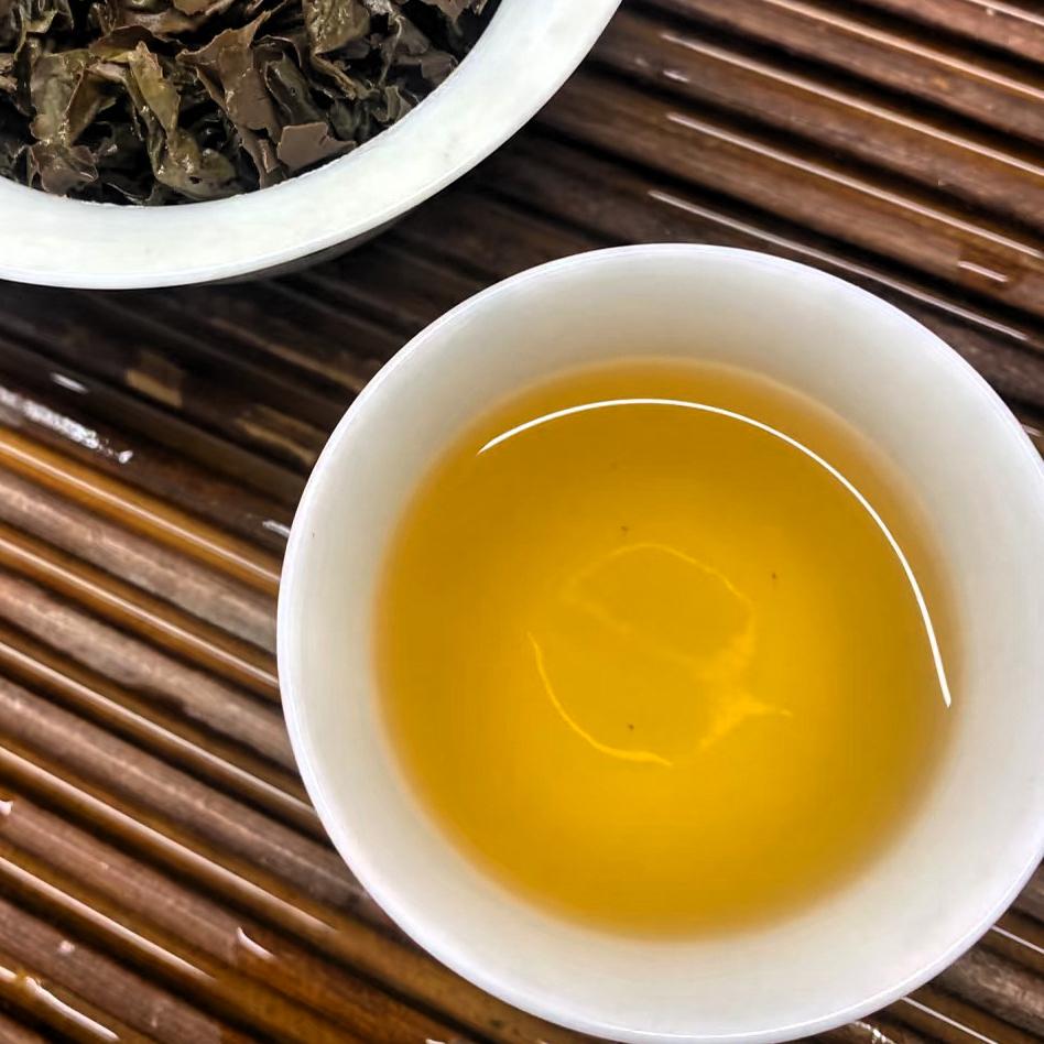 一盒被遗忘了10年的清香型铁观音，居然喝着依然果香味馥郁，生津回甘迅猛。

这泡