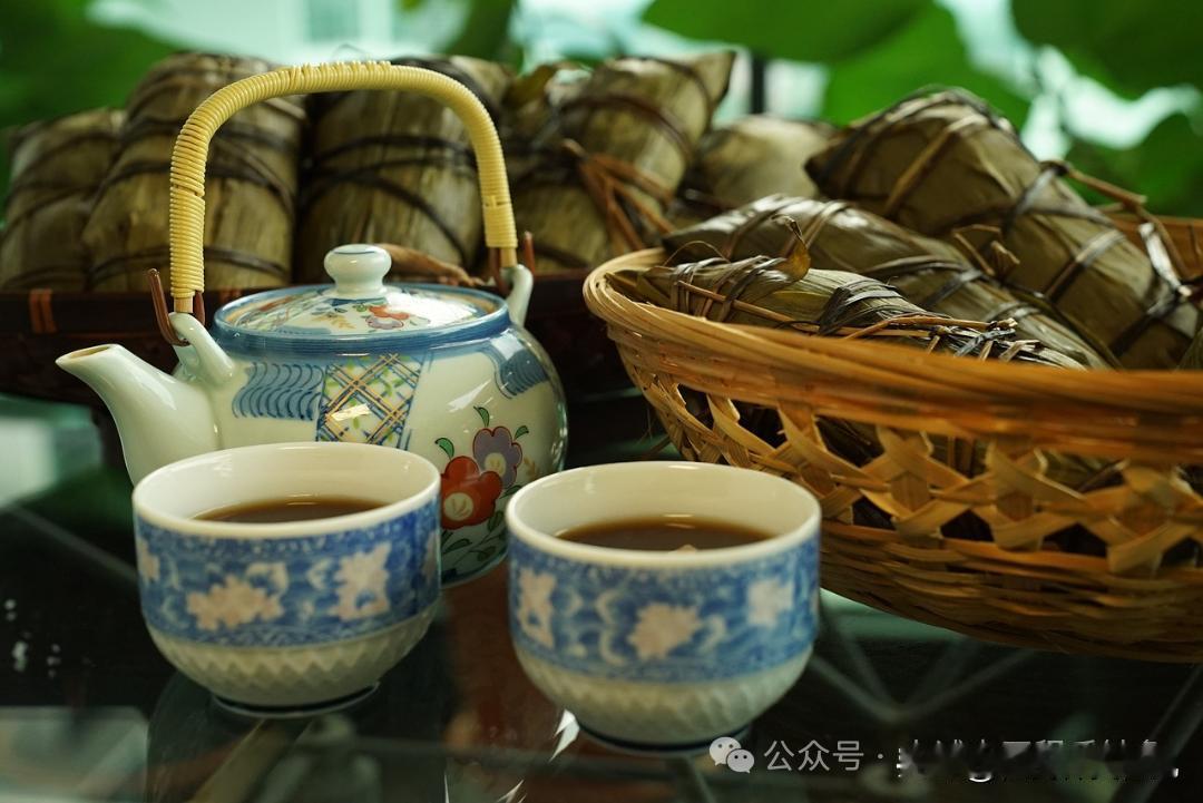 端午夏季养生课·三人同行 健康同行
 
端午节临近！赛龙舟、吃粽子、喝雄黄酒、挂
