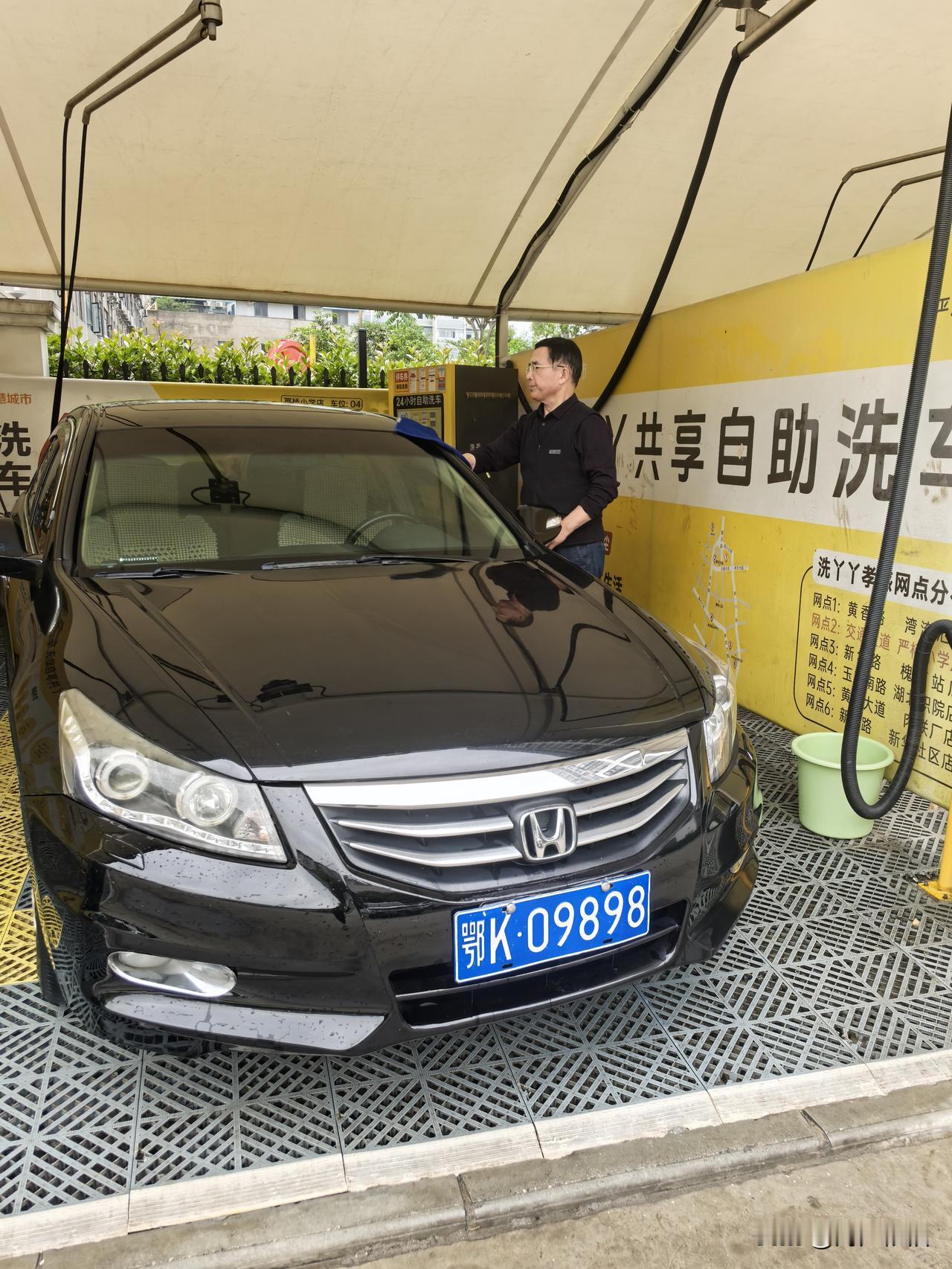 [自己动手洗车，洗去浮躁，遇见更好的自己]
 
生活里总有人觉得，洗车不如交给门