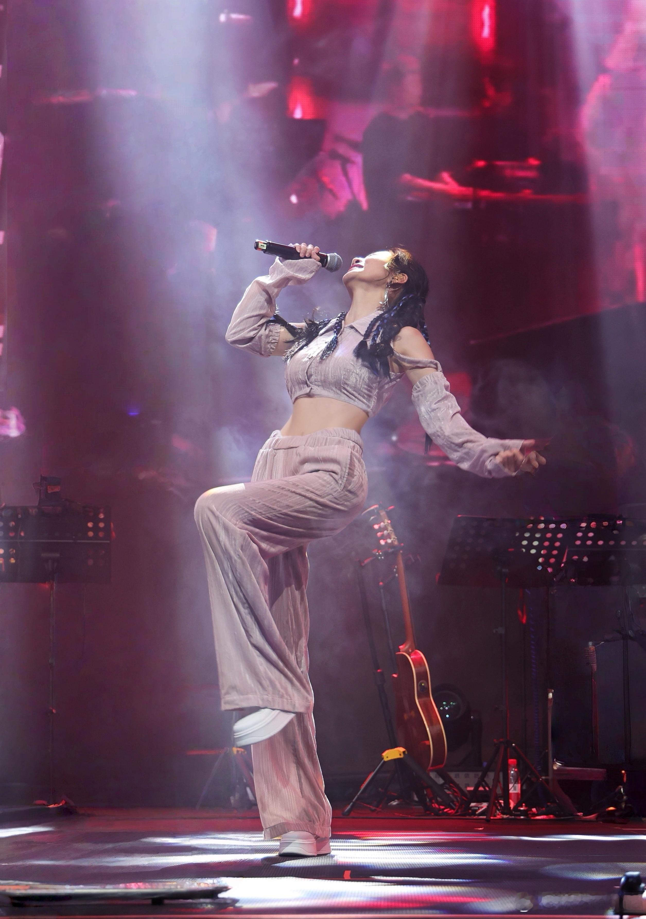 站上舞台，只管放肆尽兴🎤音乐一响，所有情绪尽数释放。 