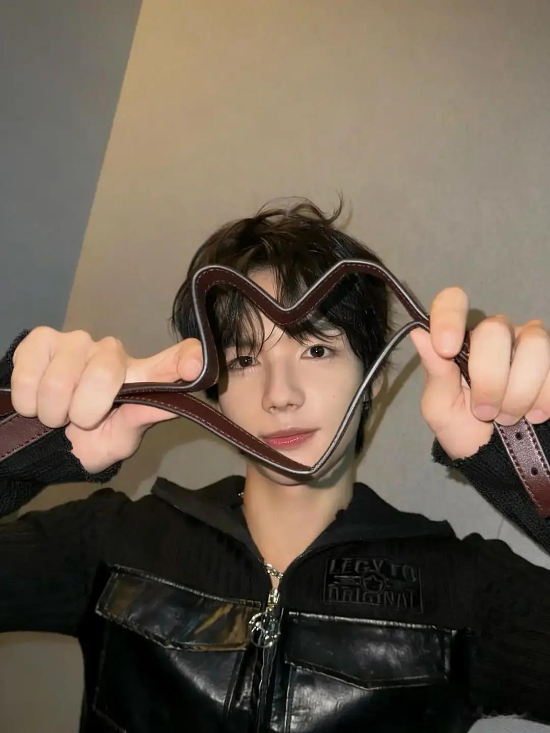 李河民疑似暗示粉丝一起玩公司名 