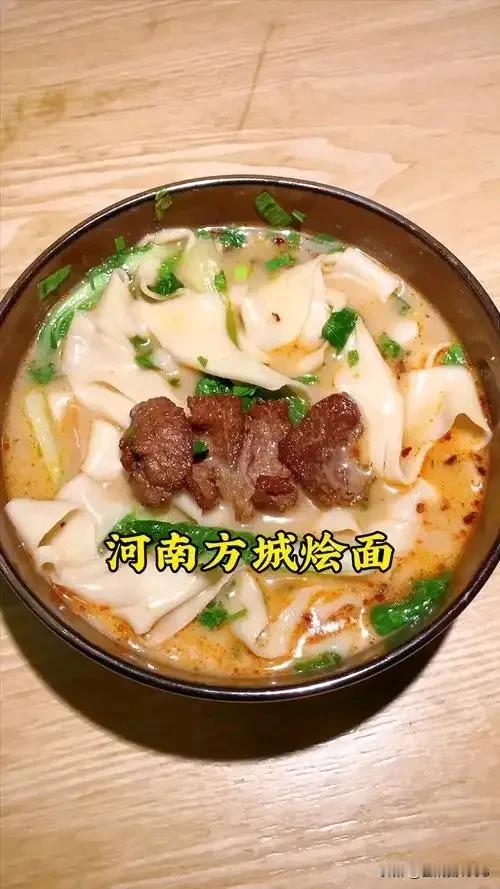 1.方城烩面，
羊肉+羊肉汤+面+小白菜，
大道至筒，最好吃，
不接受反驳，
因