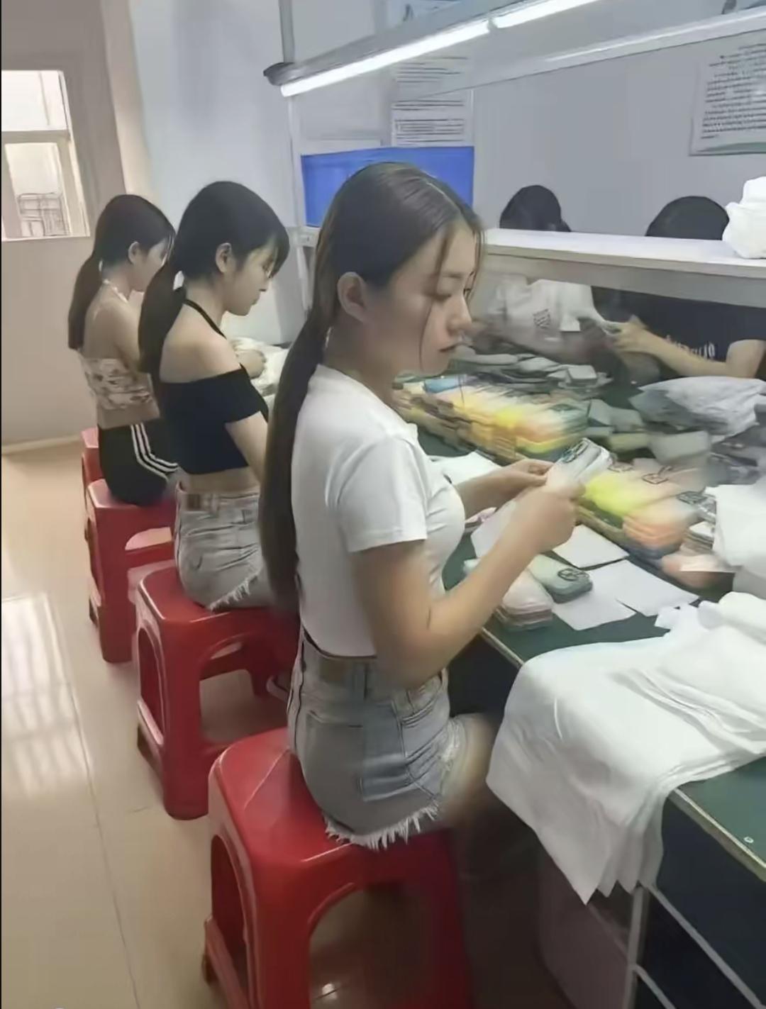 我表弟上个月进东莞一家电子厂，流水线干了十天，看见几个新来的女生第三天就去了办公