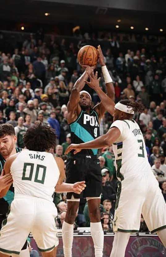 NBA新赛季常规赛继续进行，波特兰开拓者队（8胜10负）重拾胜利。格兰特得到35