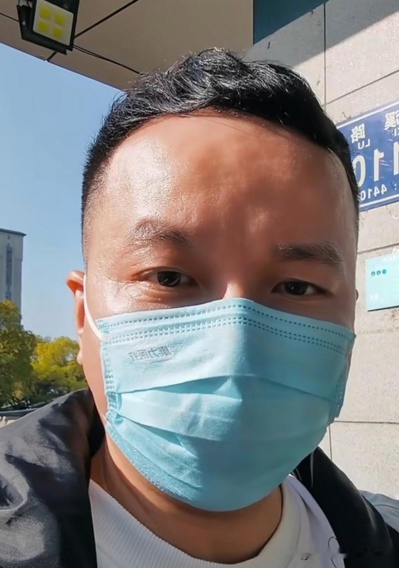 ‌这条新闻看得人热血沸腾！正义永远不会缺席！‌

那个一直敢说敢做、戴着口罩奔走