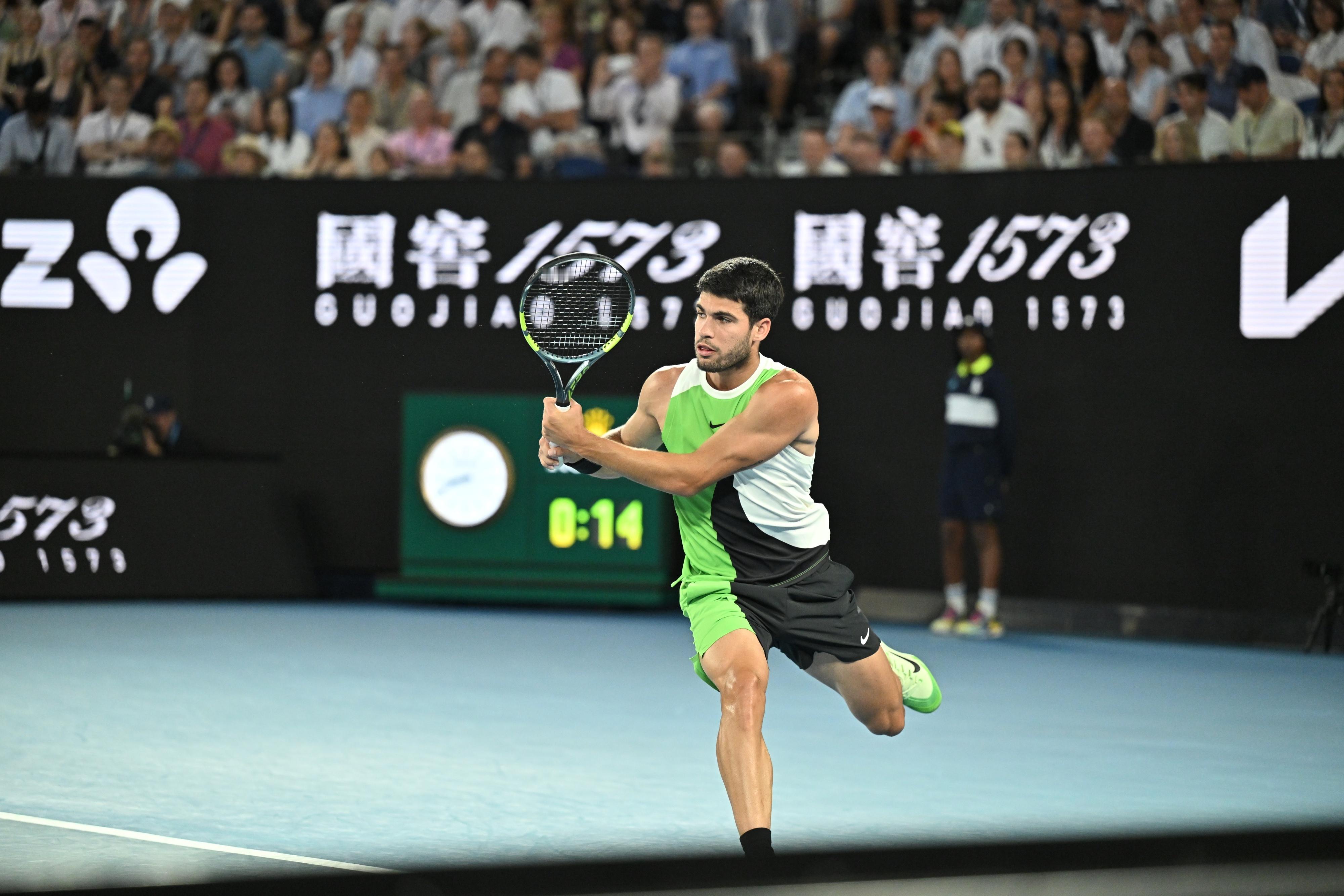 德约科维奇vs阿尔卡拉斯 澳网男单决赛激战正酣，德约科维奇延续半决赛的火热状态，