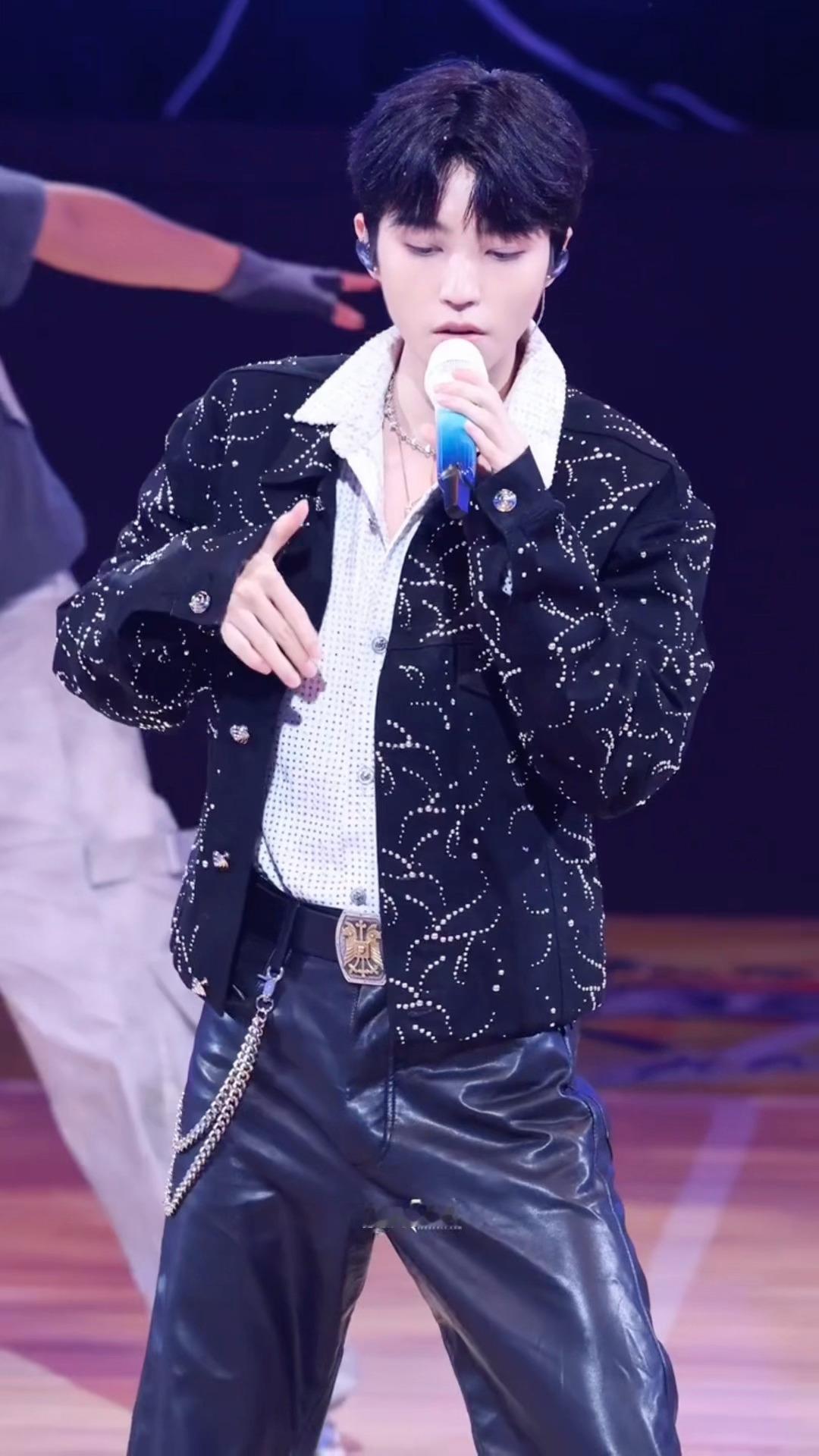 王俊凯[超话] 今日份细品之《成为英雄》 live photo *13又名：看封