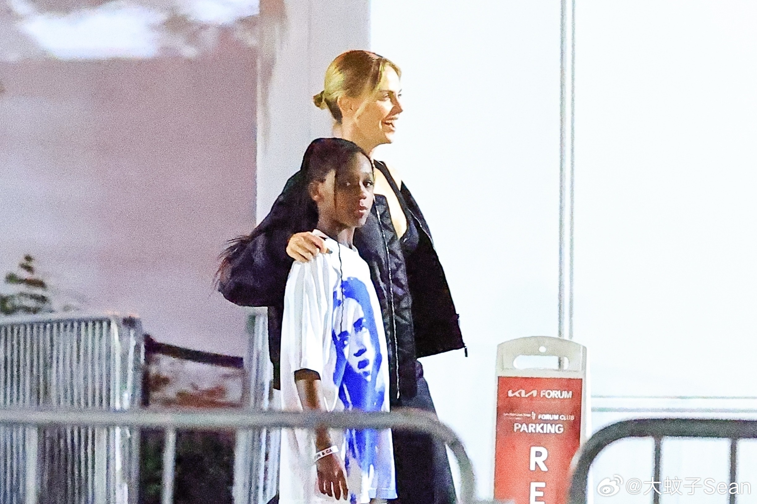 Charlize Theron查理兹塞隆在洛杉矶外出，带着女儿august还有小