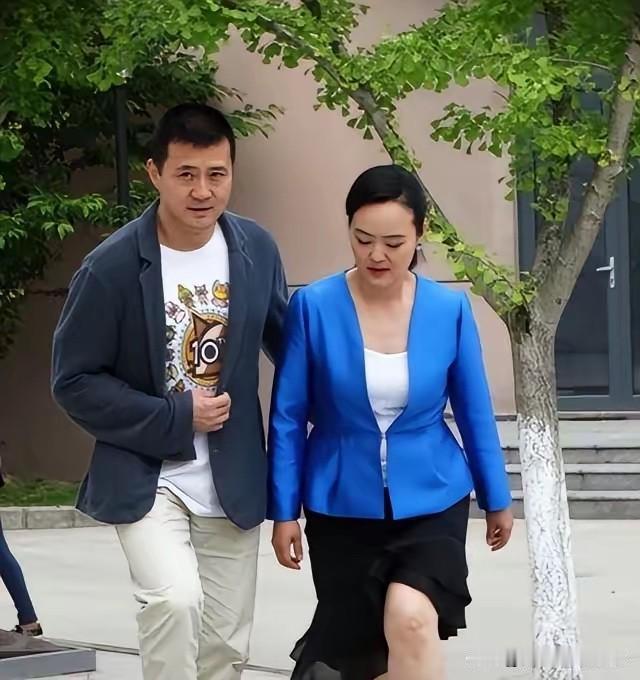 穿蓝色西装的我认的出，她谁央视的气质女主持人孙小梅，老了依旧是风韵犹存的人，气质