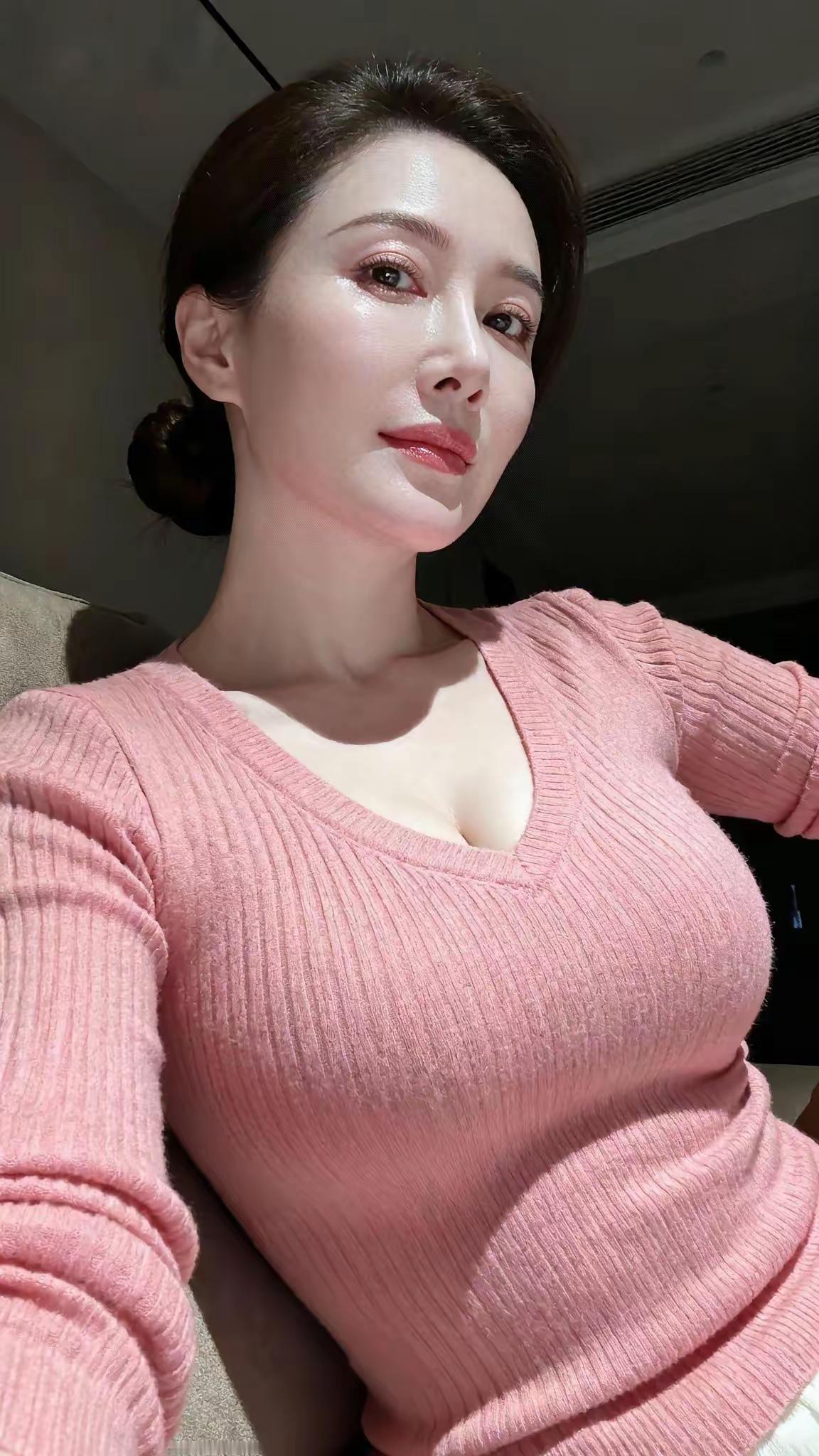 我把眼睛眯起来，你能看出我多大岁数吗？
一般人是看不出来的，我告诉你方法？
看一