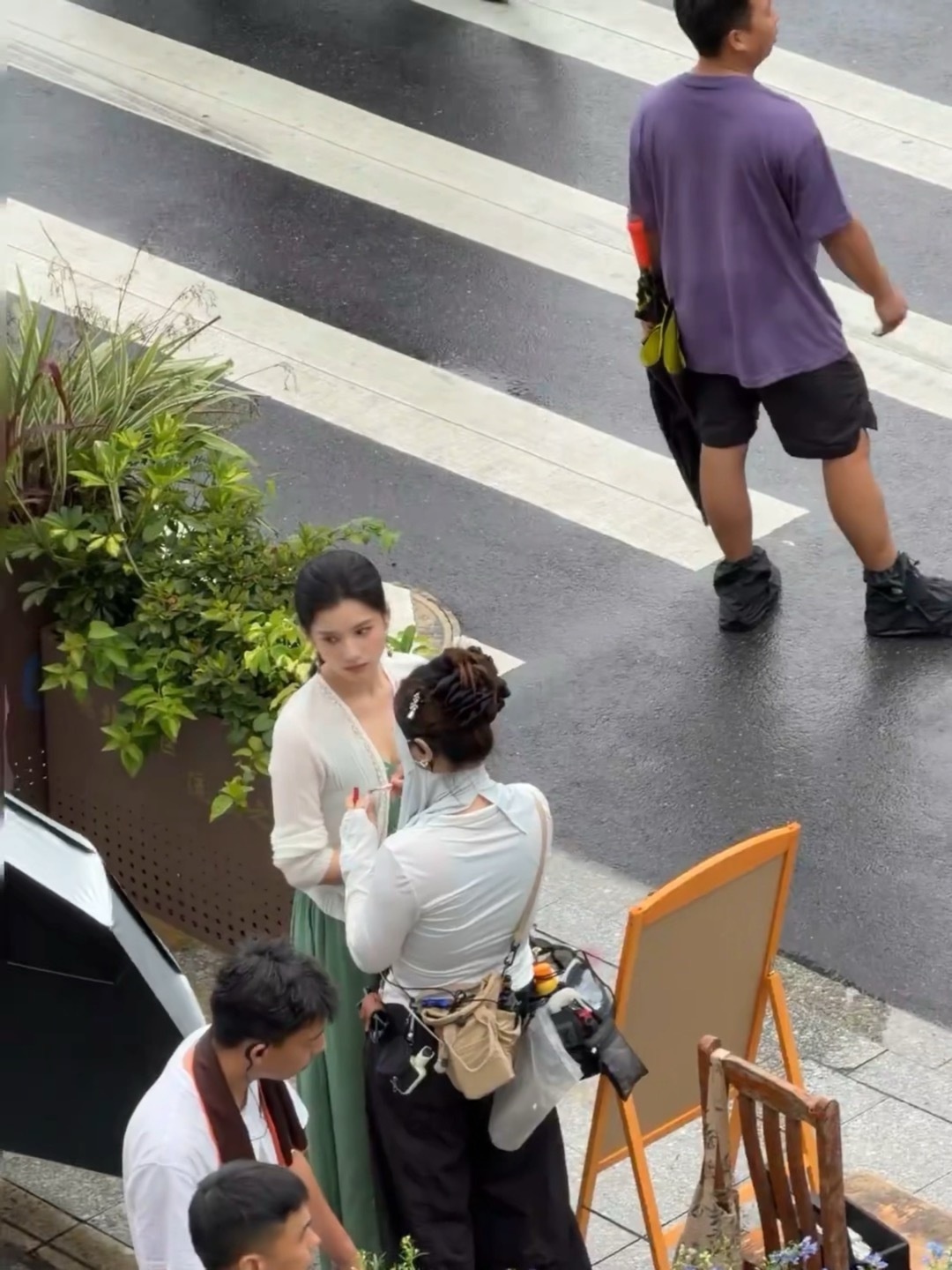网友家楼下偶遇张婧仪拍戏 原相机就这么轻易出片 