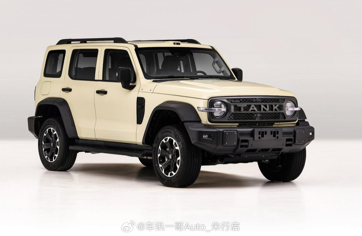 新款坦克300内饰曝光。新车内部主要调整为全新造型的三辐式多功能方向盘，继续提供