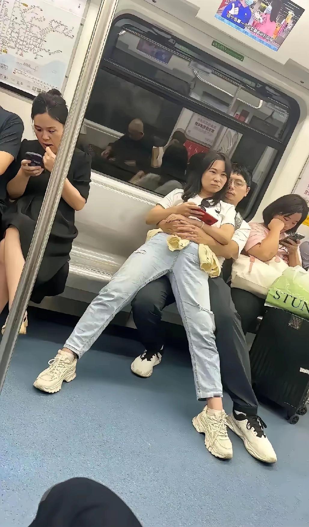 养出这样的女儿，她爸看见得先懵圈，再又气又笑！家里沙发软乎乎、床铺香喷喷的，她偏