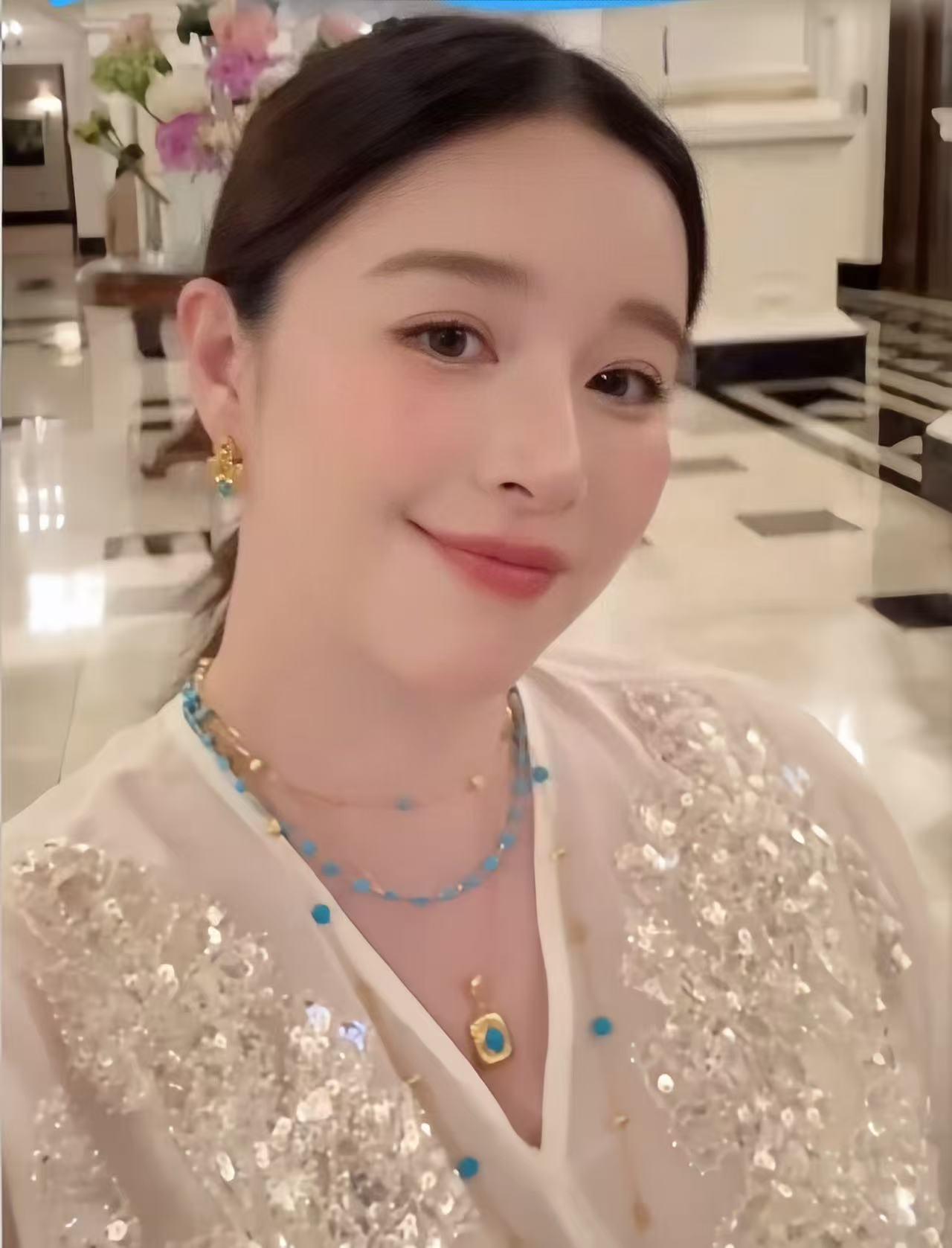 自打宣布有喜，阚清子的幸福感肉眼可见！前两天和老公逛街回来，在地库被网友撞个正着