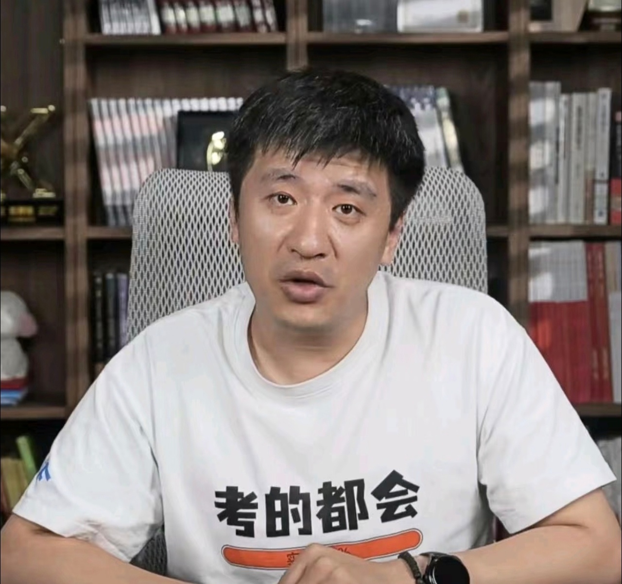 张雪峰猝死全网张雪峰图片都灰了，不会是真的吧？而且听说是跑步机跑步猝亖的？等待一