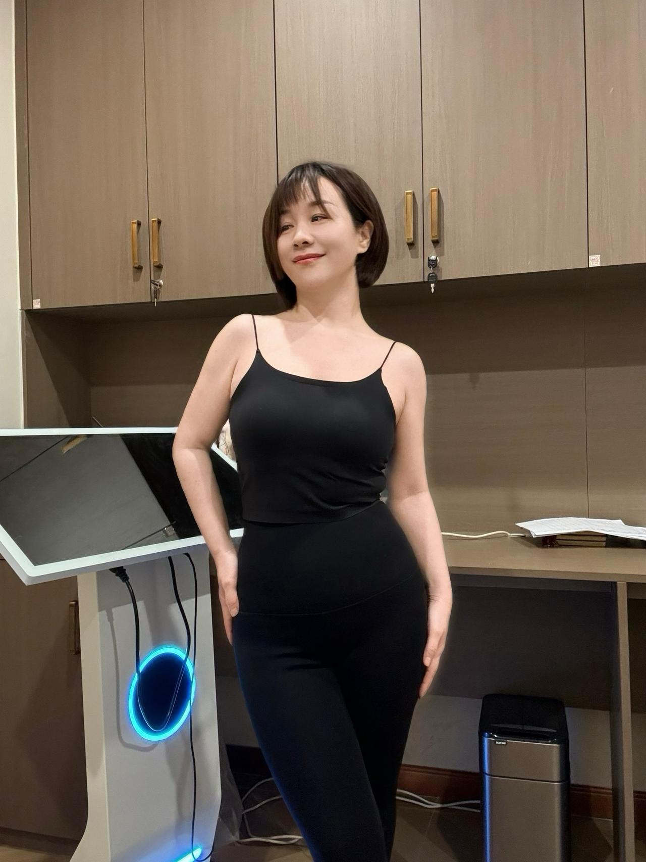 纯欲天花板 瑜伽裤 白的发光