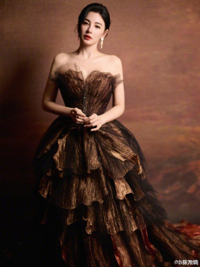 没认出来是张雨绮这反差感绝了！棉麻长裙+无妆感妆容，温柔接地气，完全颠覆以往霸气