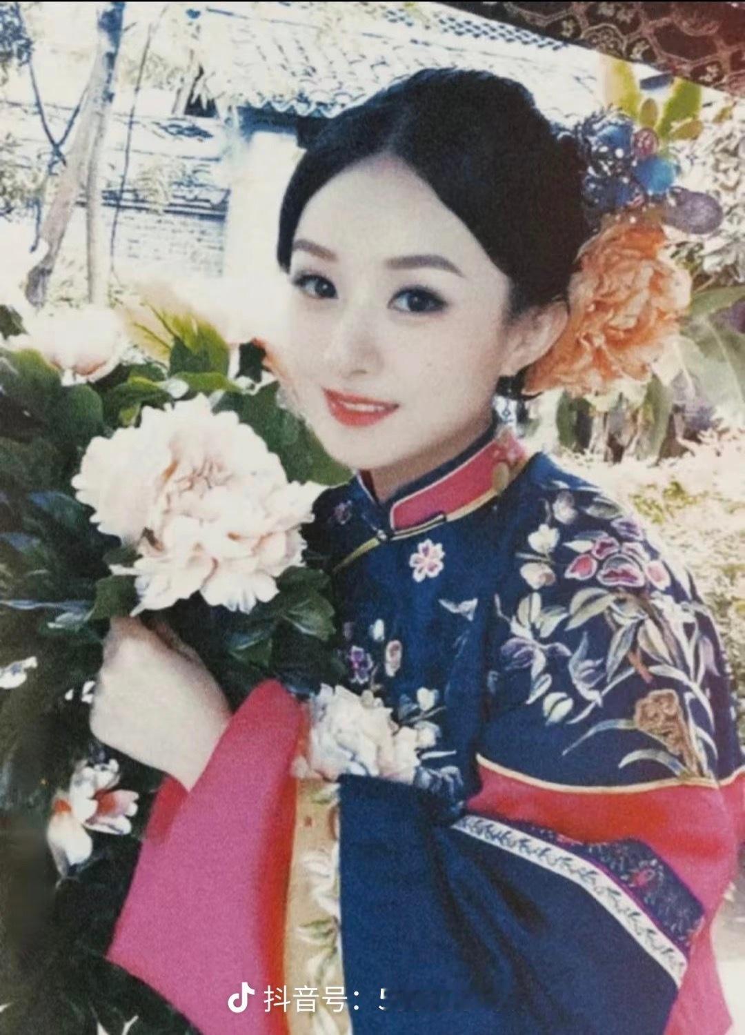 当年一直觉得她有什么苦衷，长大了还在搜她有什么苦衷，长得实在是太善良了[捂脸]x