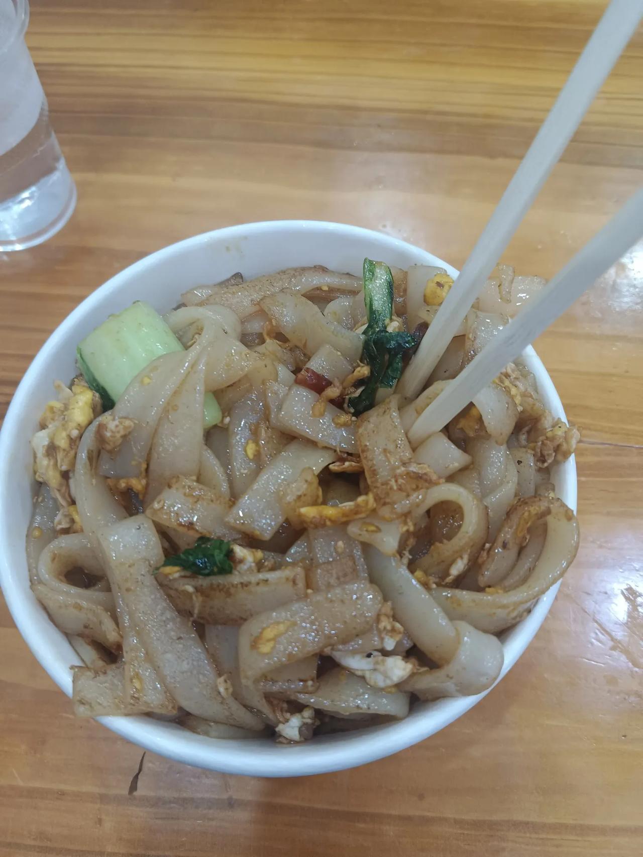 昨天从孝感回鄂州，晚上就在外面吃了炒粉花了8元，今天中午就自己动手做了饭菜（如下