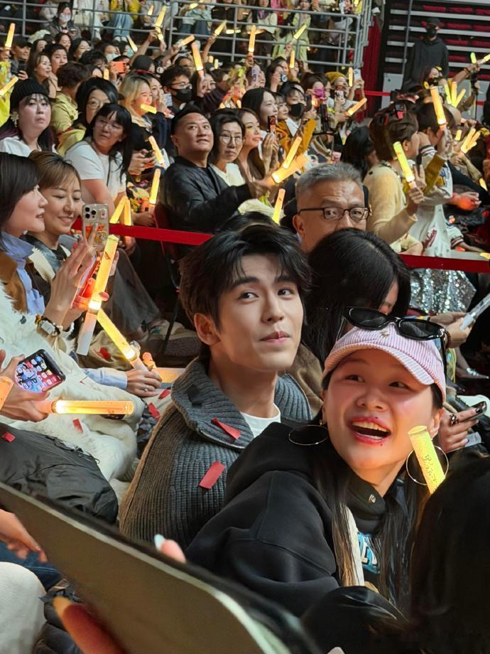 张凌赫金靖看了刘宇宁演唱会，到底是谁在偶遇张凌赫金靖看刘宇宁演唱会啊，我们开推小