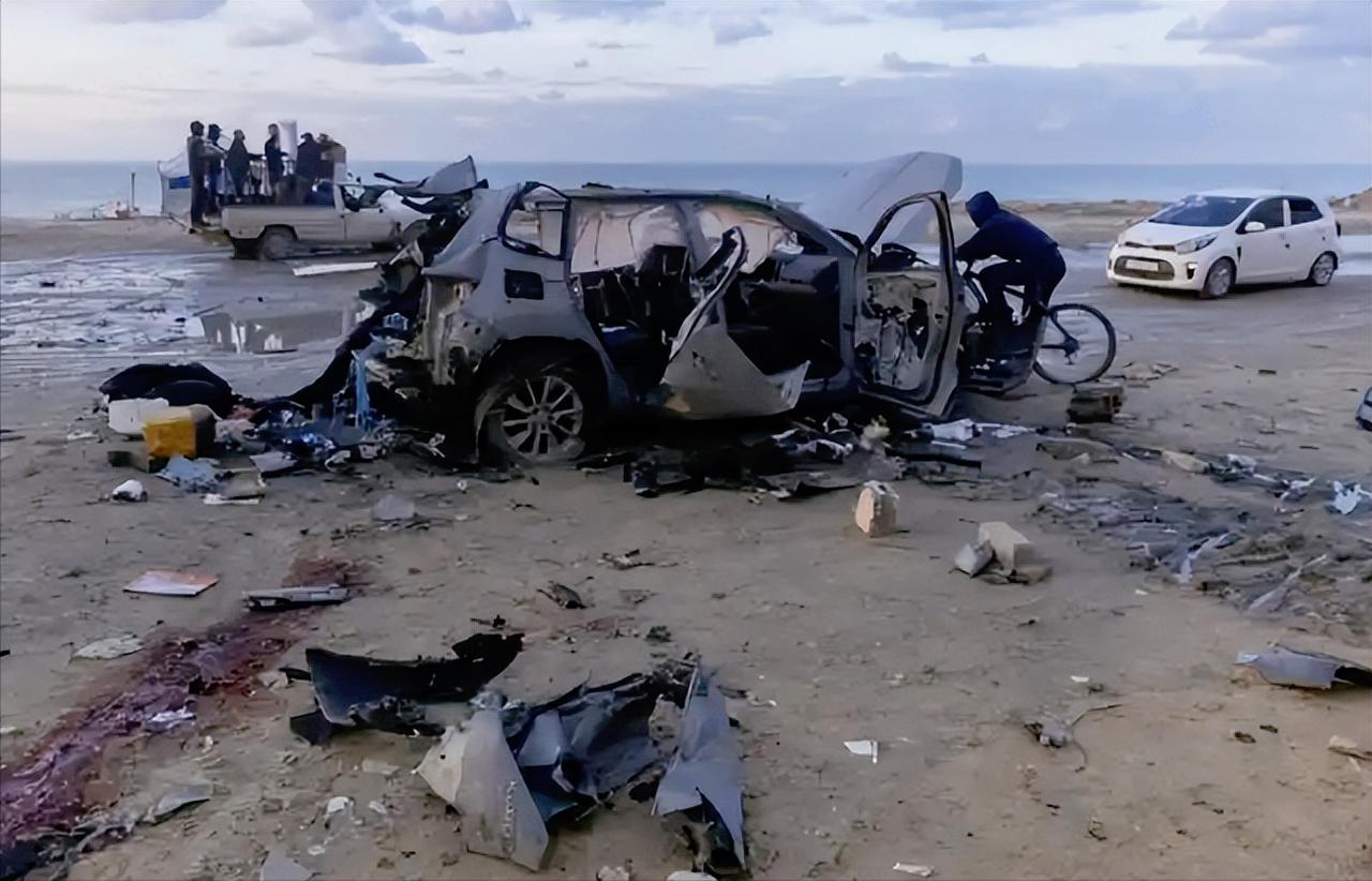 加沙停火算是彻底凉了！最近以色列一架无人机直接在加沙沿海公路炸穿民用汽车，5人当