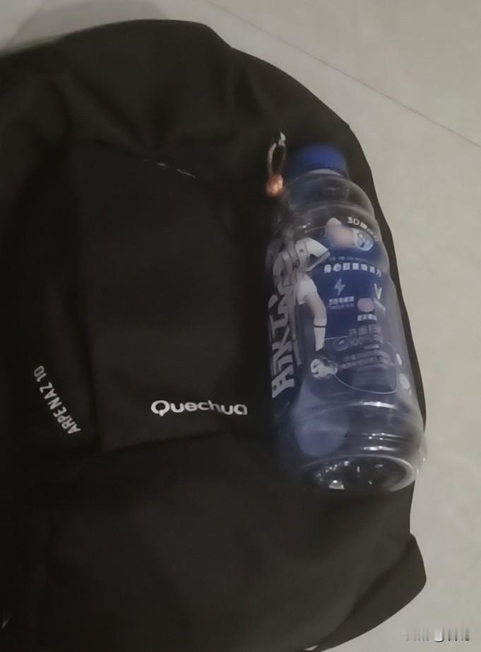 带娃旅行的两天，我书包上总挂着个空水瓶，被我老公嘲笑了一路。虽然很丑，我更怕被别
