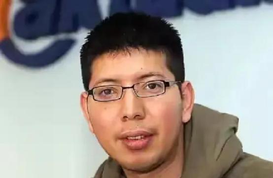 我们又逮到一个背叛祖宗的人，这是一个家族的不幸，卖国求荣！我国外交部6月12日官