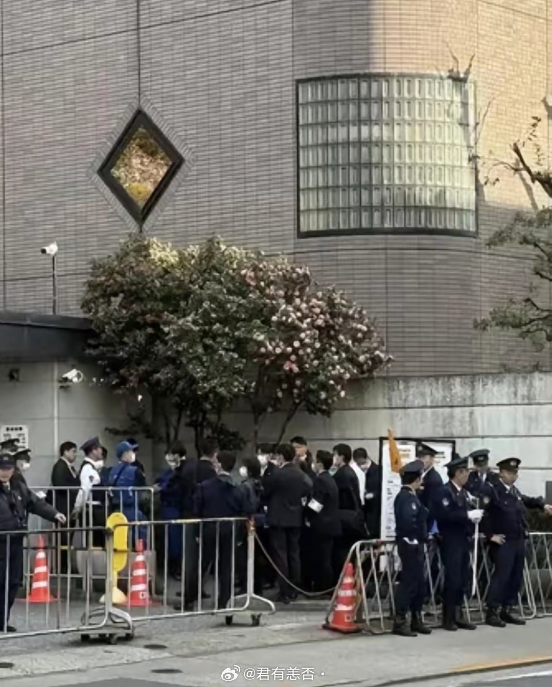 拿刀闯入中国驻日本大使馆的村田见大，这个人buff简直叠满。1  这个人是自卫队