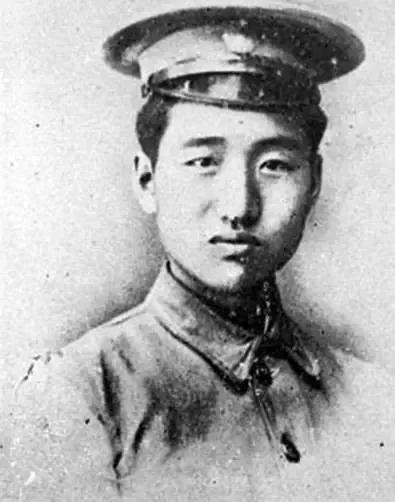 蒋介石皱着眉说：“真没出息”，可他没想到是，他口中的这个没出息的人竟然把他赶到了