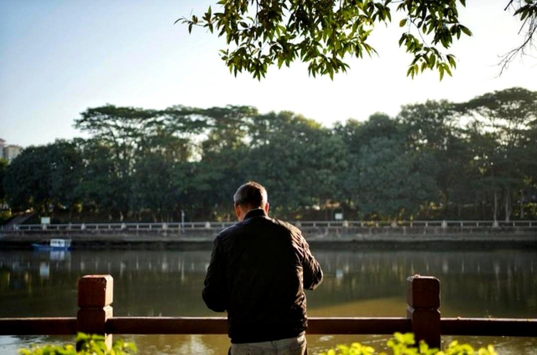 过了60岁，真不是随便喊一句“躺平”就能躺。
说白了，能安心过日子的人，身上多半