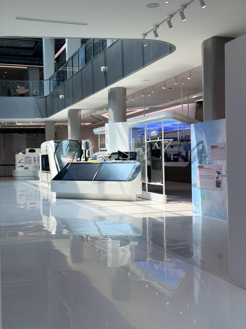 参观了一下福耀玻璃一进门就是一台小米YU7